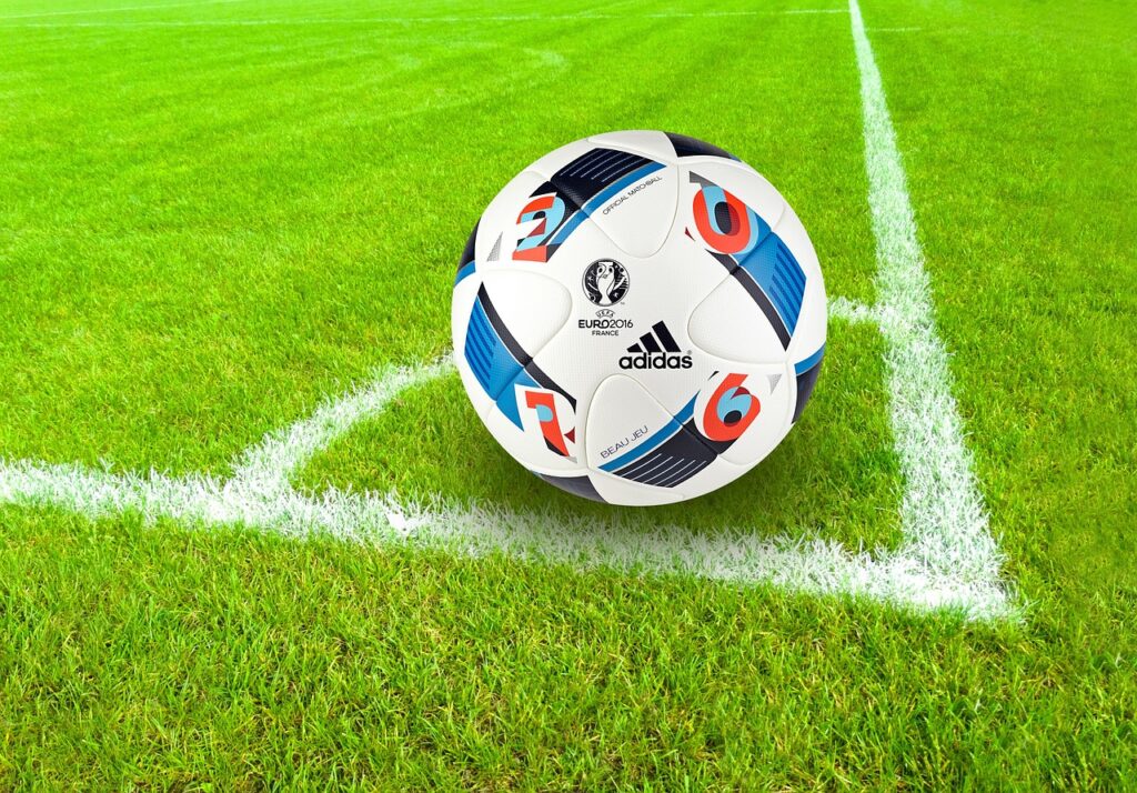 фотография футбольного мяча на стадионе